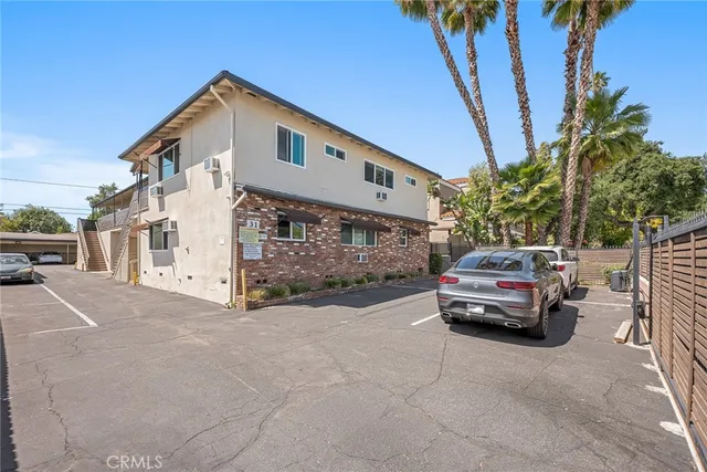 a car parked in front of white house
