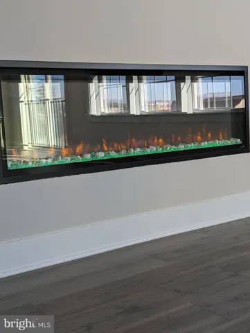 a view of empty room with window