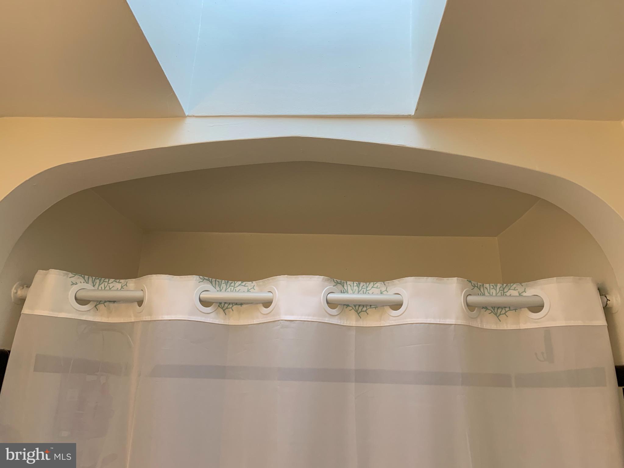 922 Elm Ridge Avenue Baltimore, MD 21229 - Photo 12 of 22 Arch & skylight are nice