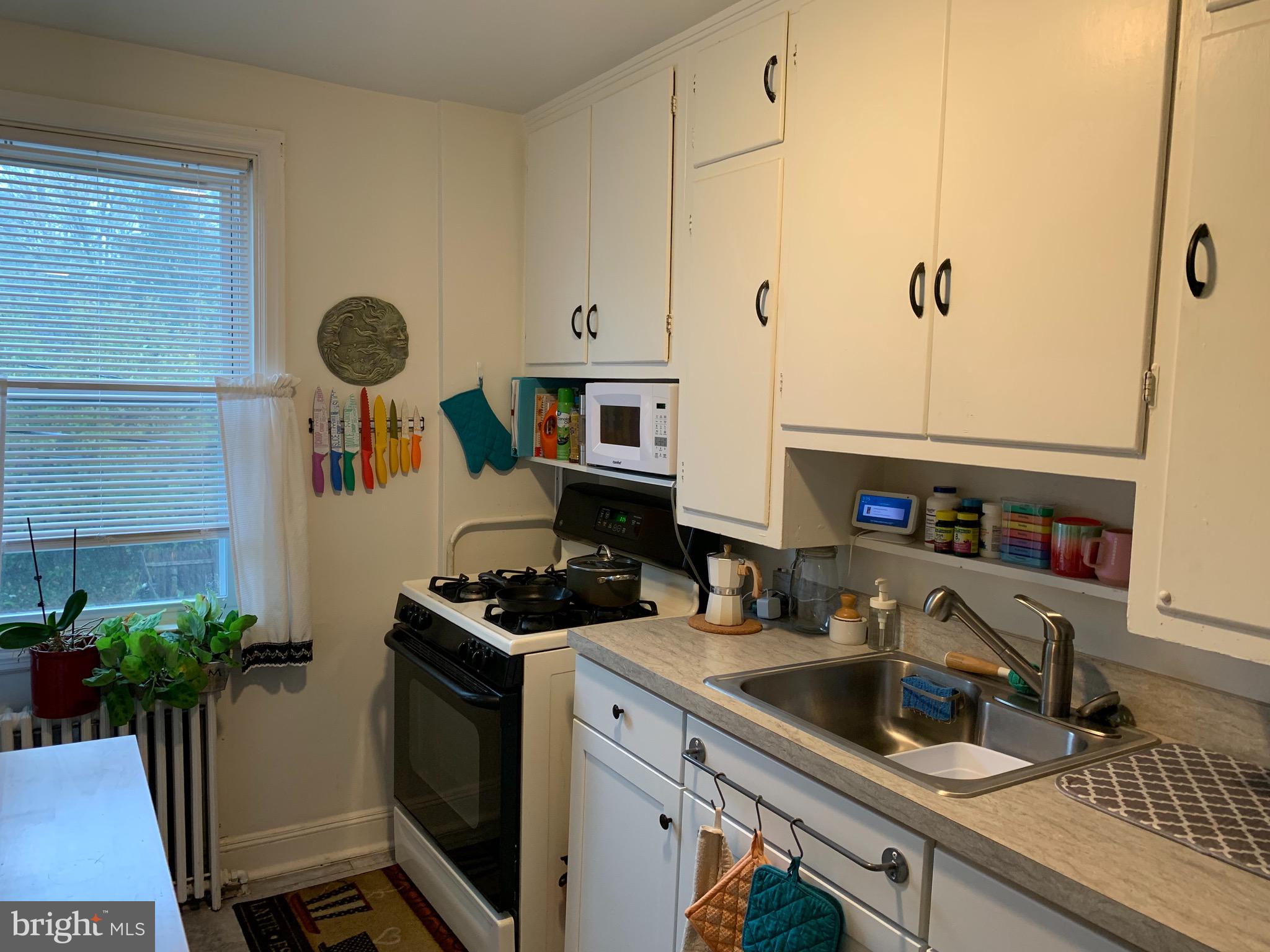 922 Elm Ridge Avenue Baltimore, MD 21229 - Photo 6 of 22 Gas cooking, refrigerator