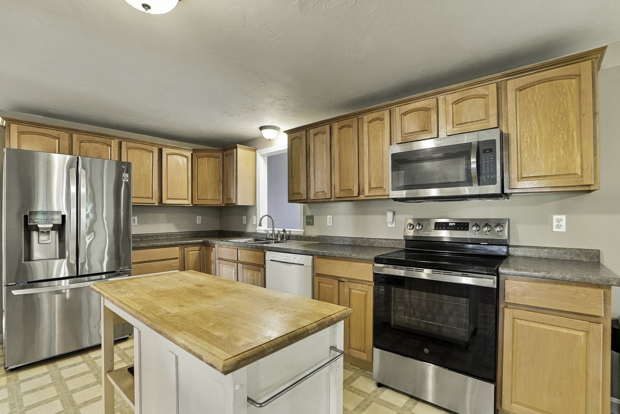21 Lyons Road Dudley, MA 01571 - Photo 8 of 39 Gallery Image 8