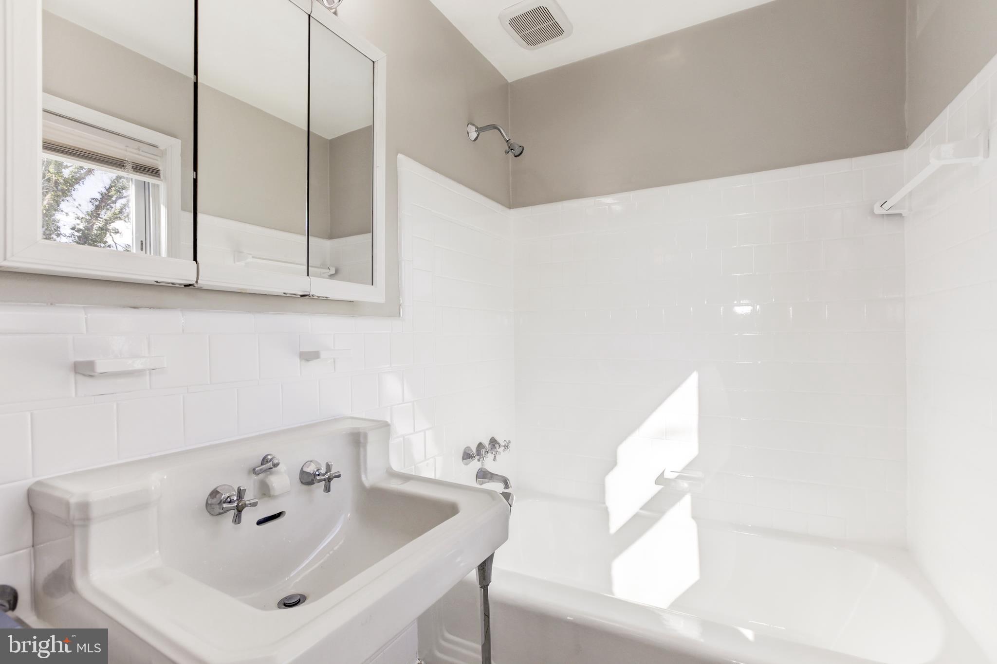 2001 Amherst Road Hyattsville, MD 20783 - Photo 26 of 36 Hallway bath