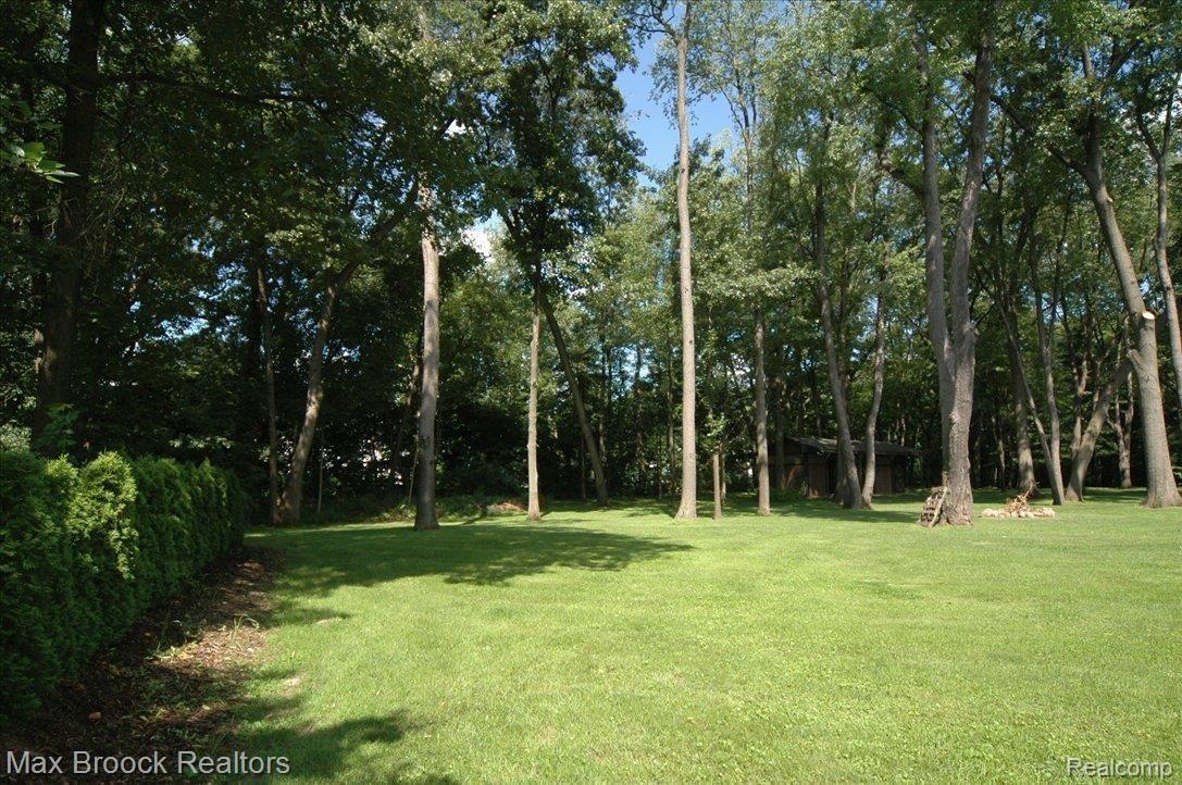31075 Briarcliff Road Franklin, MI 48025 - Photo 23 of 25 o120
