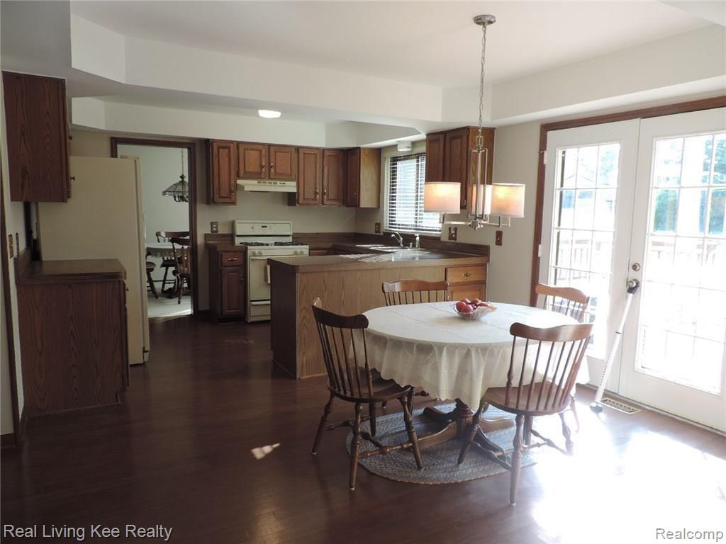 2362 Cumberland Road Rochester, MI 48307 - Photo 6 of 28 Kitchen & Breakfast Nook