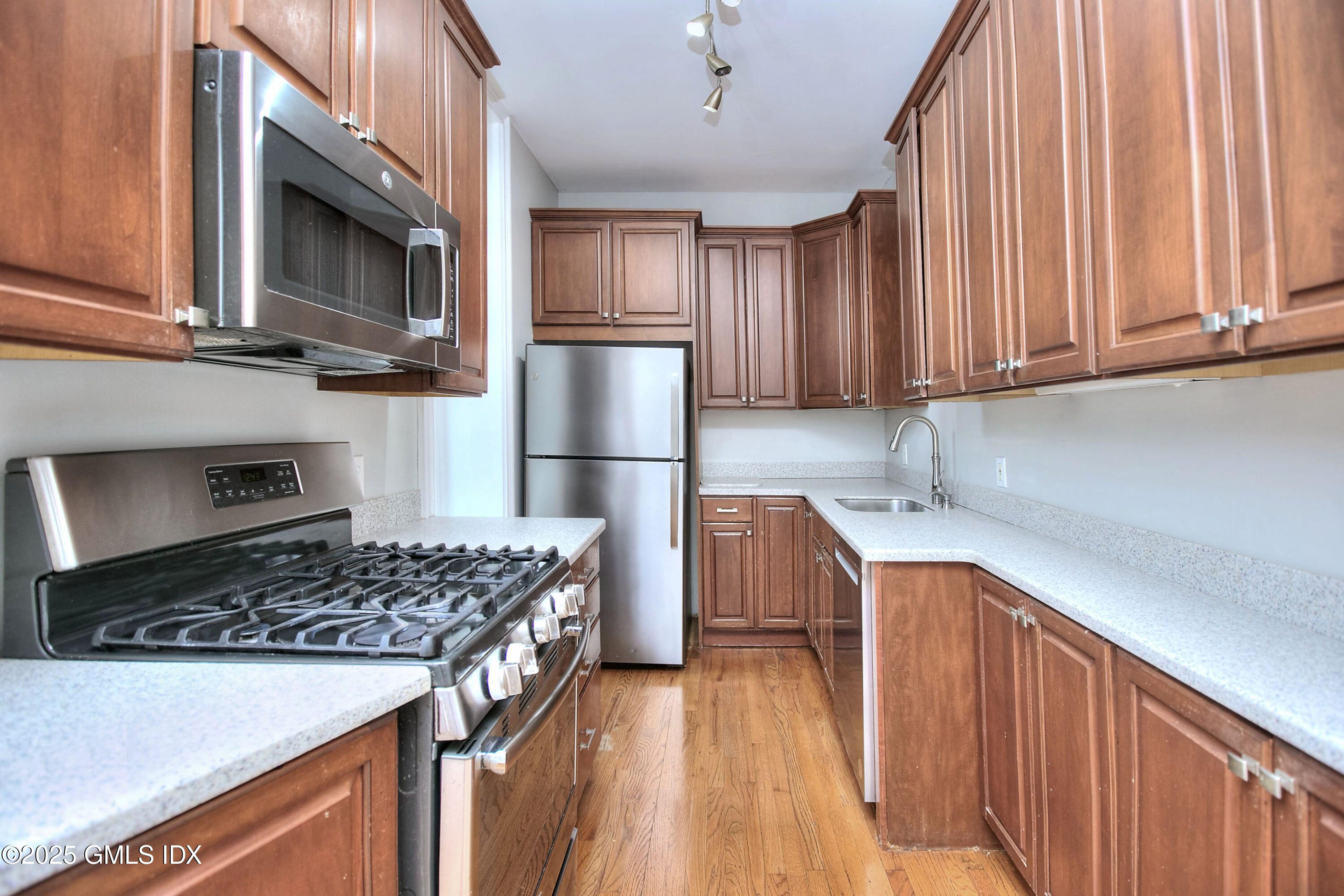 300 Soundview Avenue, Unit DUPLEX Fairfield, CT 06825 - Photo 11 of 27 IMG_4652