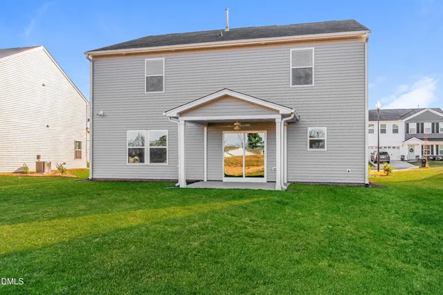 a view of a house with backyard