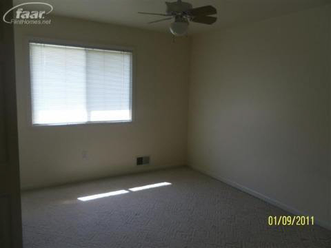 5371 East Carpenter Road Flint, MI 48506 - Photo 6 of 9 20192467-5.JPG