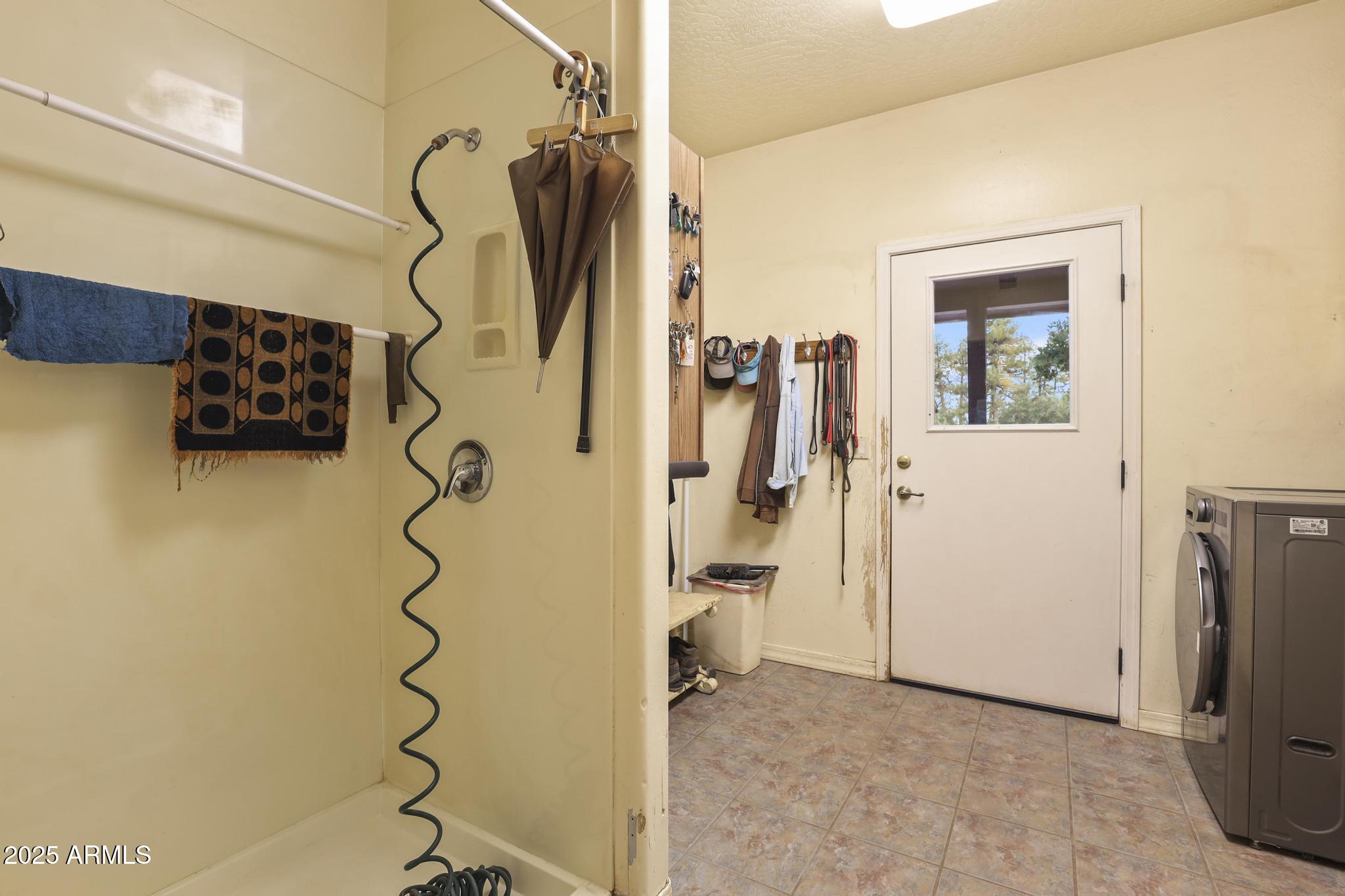 131 West Hunt Ranch Road Pine, AZ 85544 - Photo 18 of 65 a bathroom with a shower