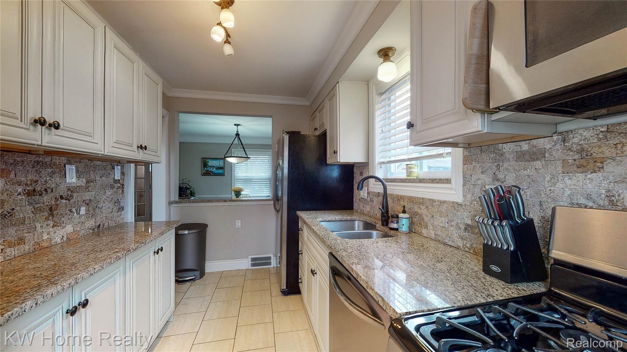 1670 Dorothea Road Berkley, MI 48072 - Photo 4 of 31 Updated kitchen