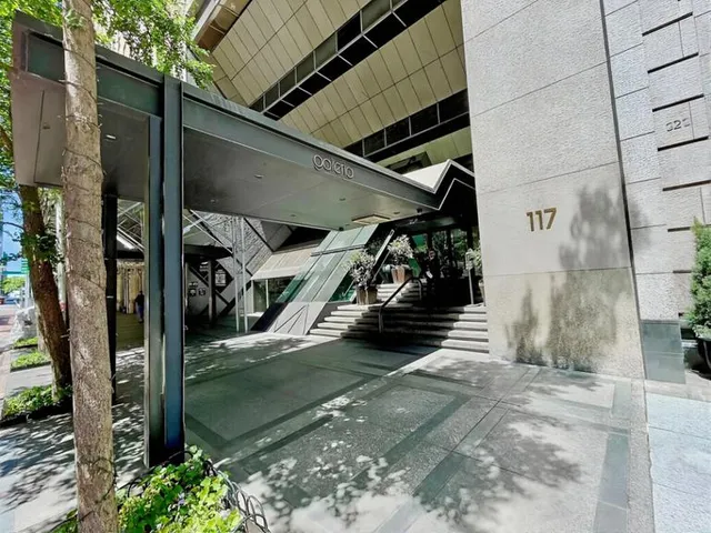 $2,350,000 | 117 East 57th Street, Unit 35H | Midtown East