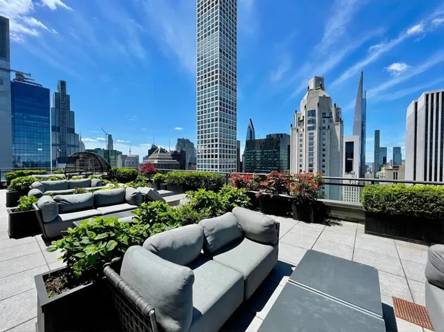 $2,350,000 | 117 East 57th Street, Unit 35H | Midtown East