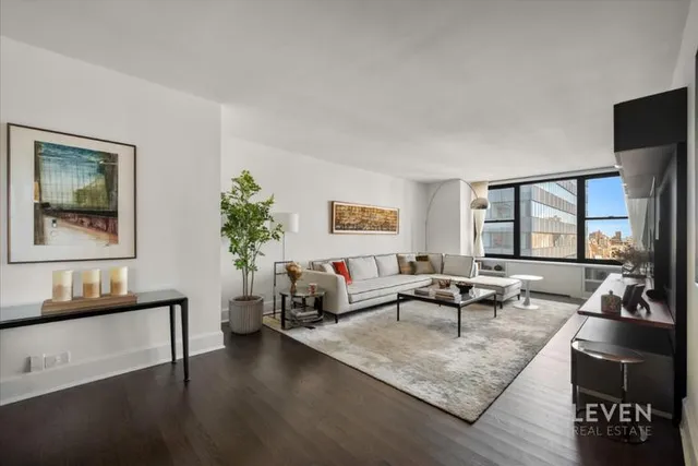 $2,350,000 | 117 East 57th Street, Unit 35H | Midtown East