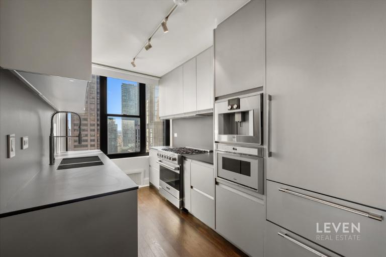 117 East 57th Street, Unit 35H Manhattan, NY 10022 - Photo 4 of 17 Photo 4