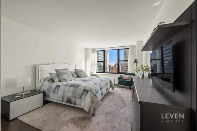 $2,350,000 | 117 East 57th Street, Unit 35H | Midtown East