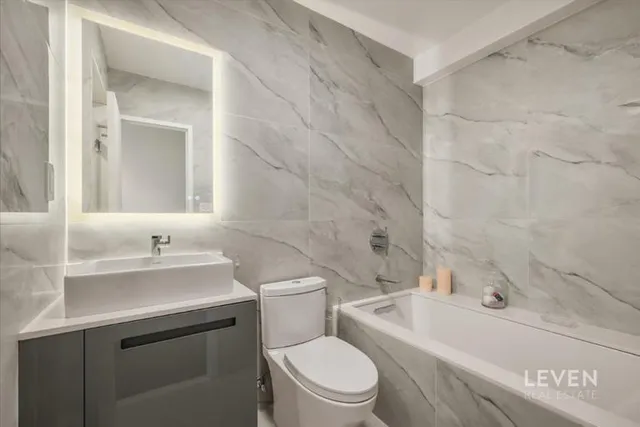 $2,350,000 | 117 East 57th Street, Unit 35H | Midtown East