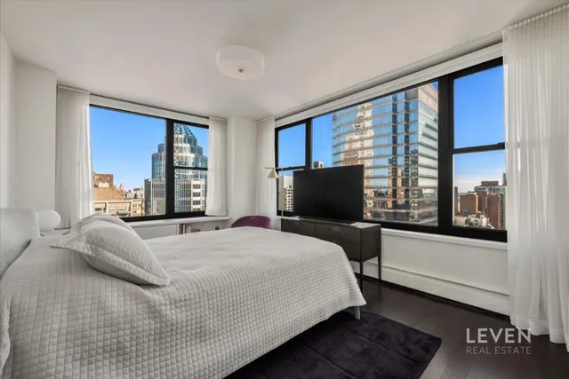 $2,350,000 | 117 East 57th Street, Unit 35H | Midtown East