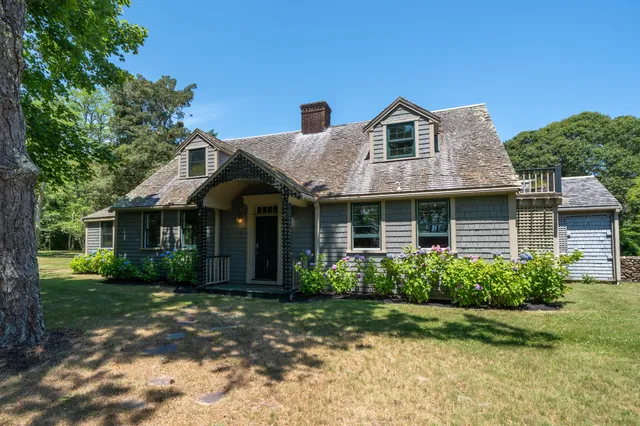 a view of a yard in front of house