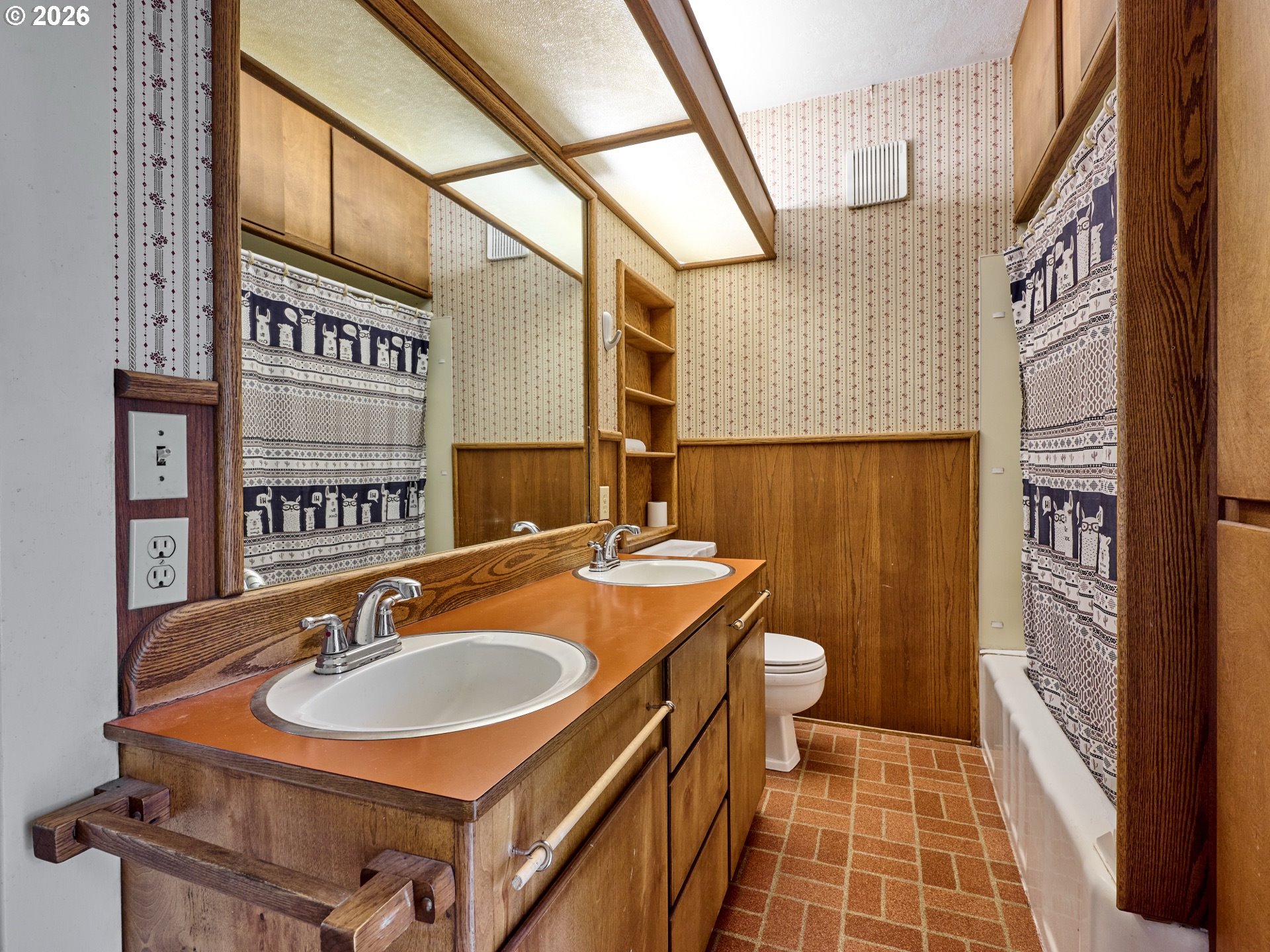 216 South James Street Silverton, OR 97381 - Photo 18 of 31 a bathroom with a sink and a mirror