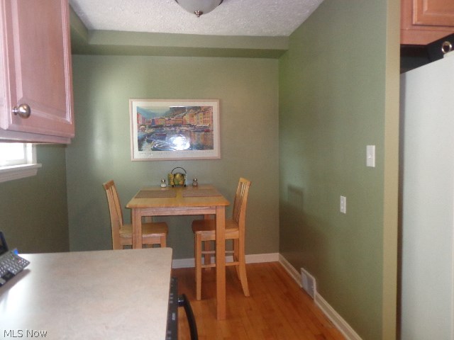 4366 Silsby Road University Heights, OH 44118 - Photo 9 of 23 Enjoy your meals in the breakfast nook.