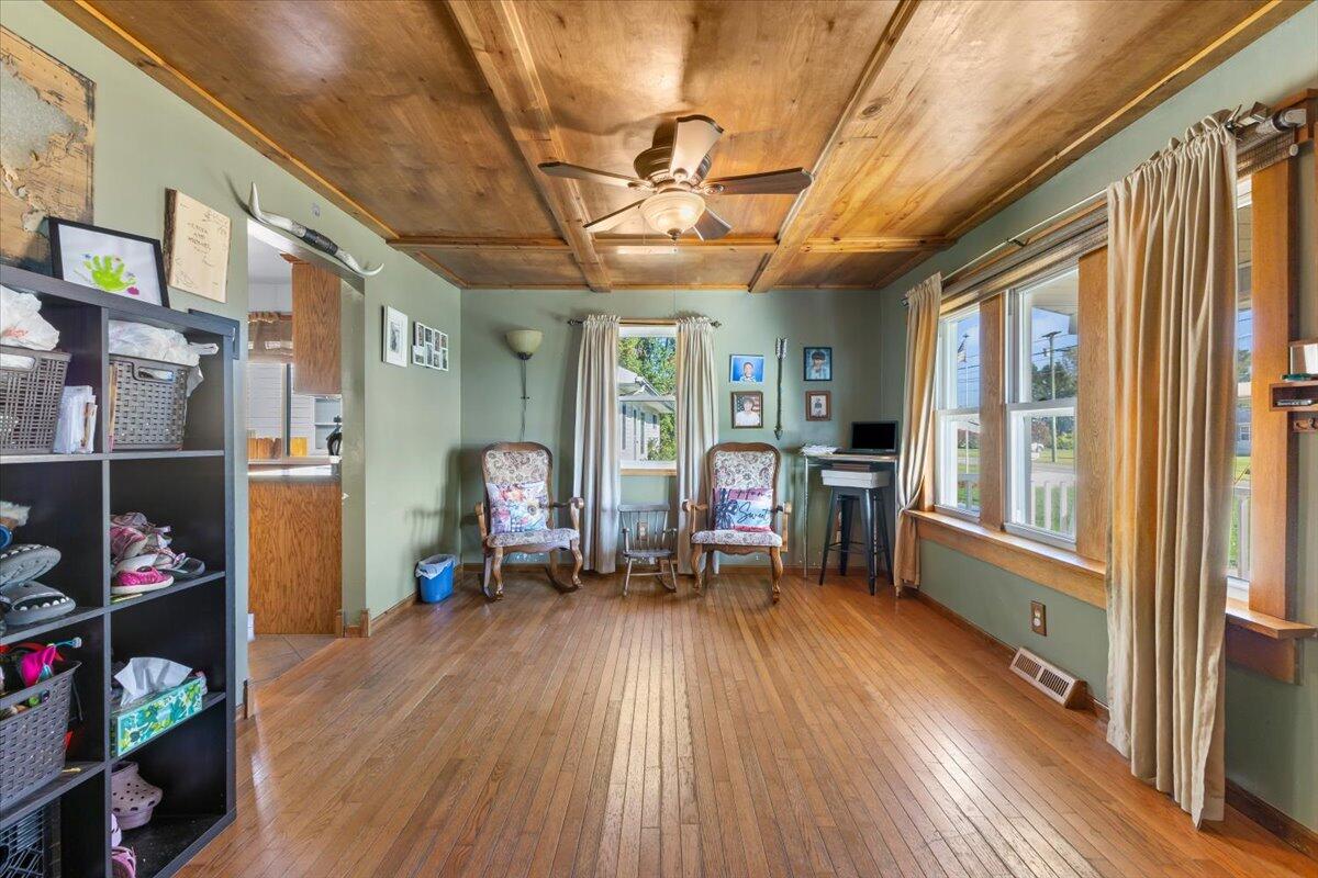 9601 Exeter Road Carleton, MI 48117 - Photo 6 of 51 38-IMG_2133