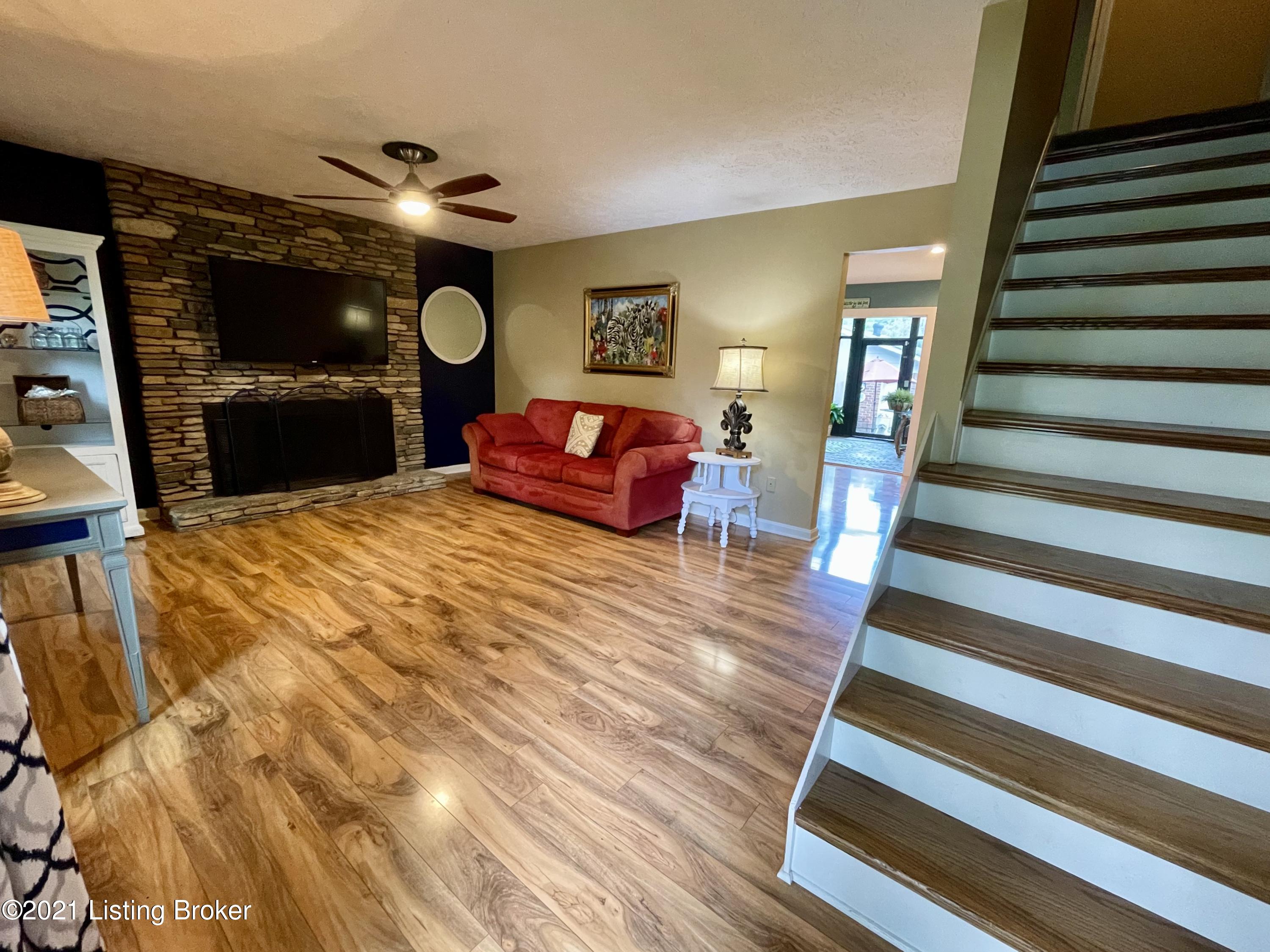 4302 Darbrook Road Louisville, KY 40207 - Photo 5 of 25 Livingroom