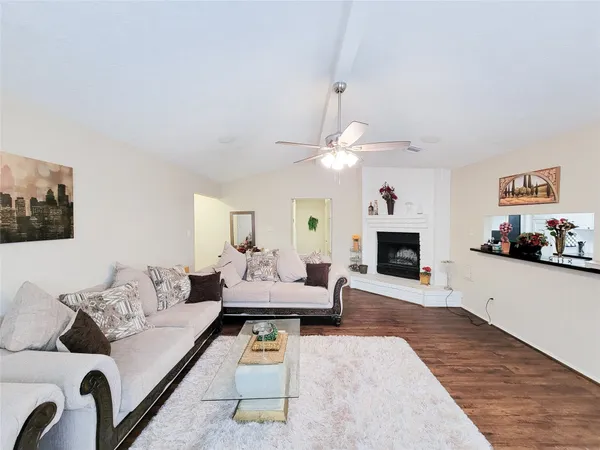 $2,200 | 412 Land Grant Drive, Richmond, TX 77406