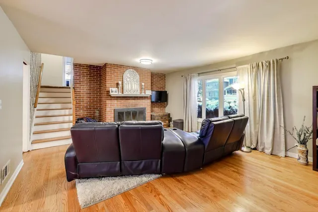 $337,500 | 3206 Sunnyside Avenue, Brookfield, IL 60513