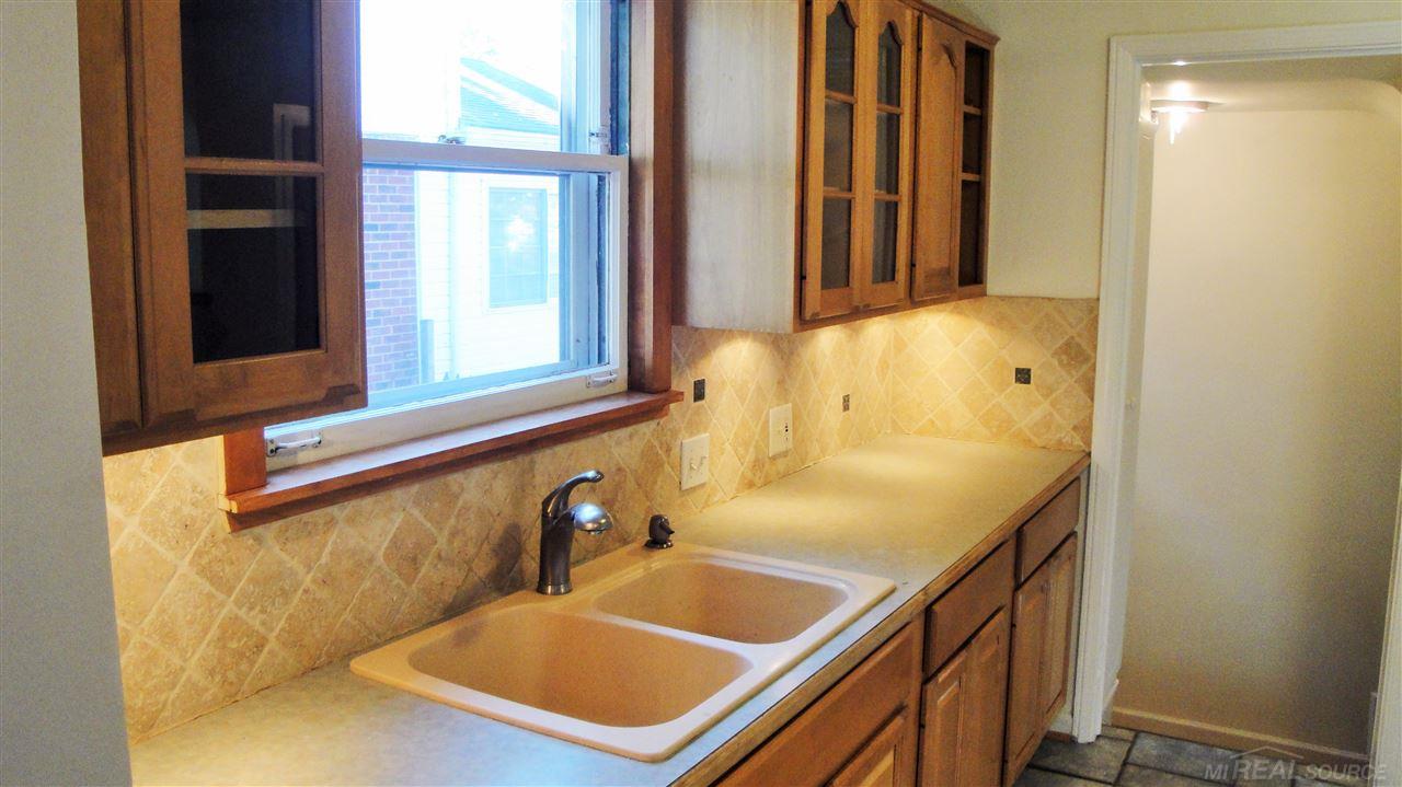 1569 Roslyn Road Grosse Pointe, MI 48236 - Photo 14 of 30 31332490-13.JPG