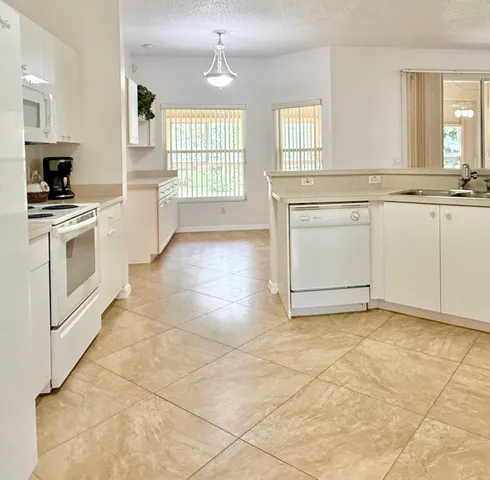 $2,600 | 332 Southwest Glenwood Drive, Port St. Lucie, FL 34984