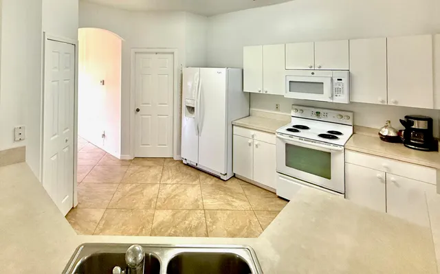 $2,600 | 332 Southwest Glenwood Drive, Port St. Lucie, FL 34984