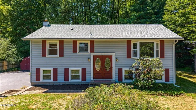 $320,000 | 12 New Castle Road, Halfmoon, NY 12065