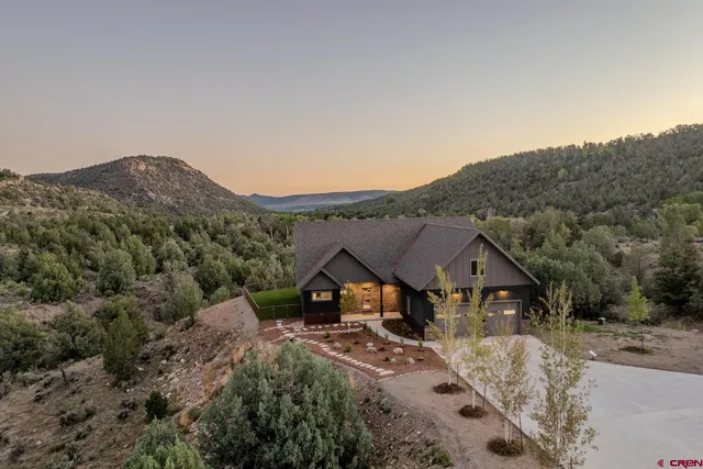 a view of house with green field