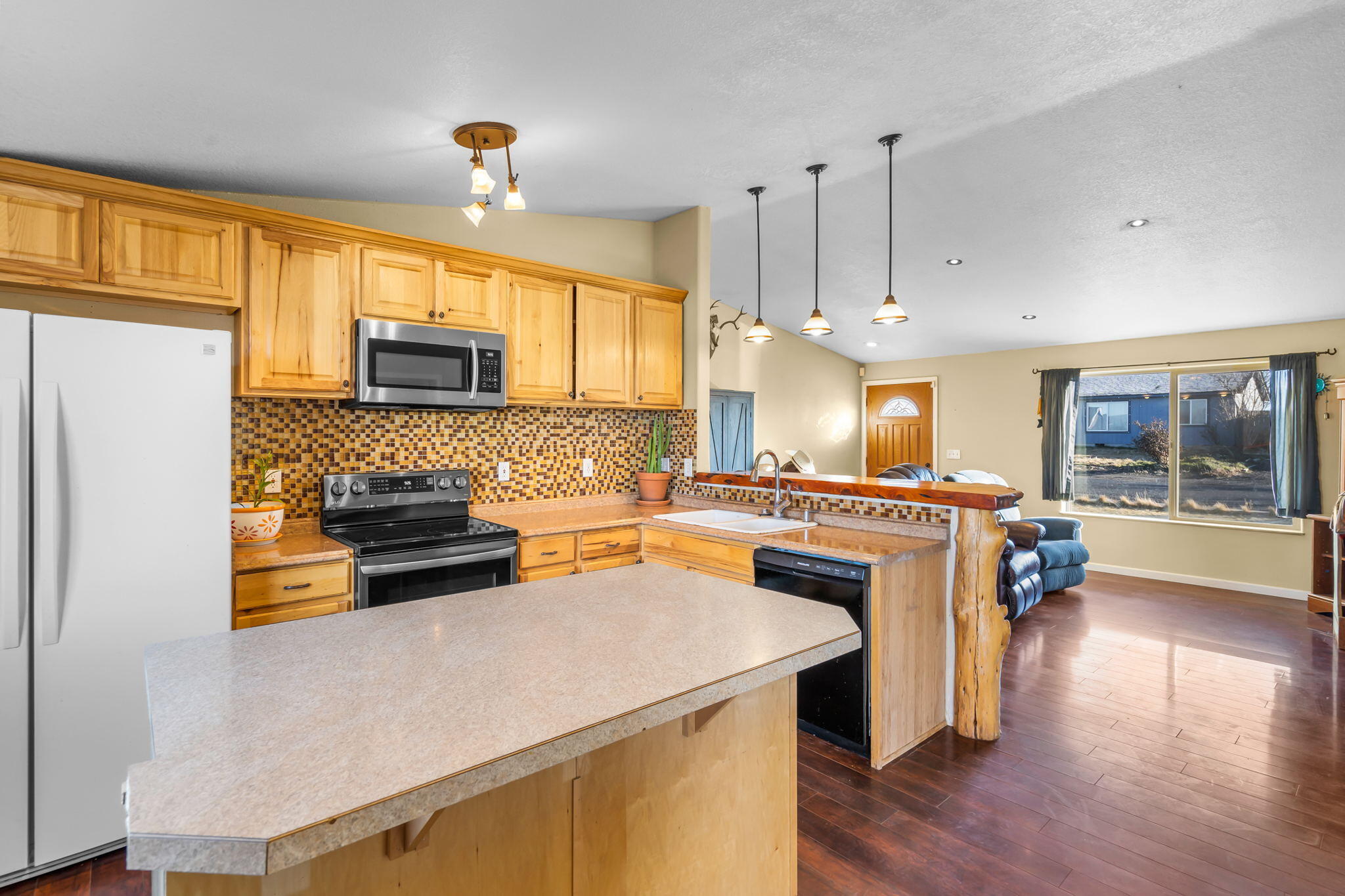 803 Scenic Loop Culver, OR 97734 - Photo 6 of 22 Open kitchen (island excluded)