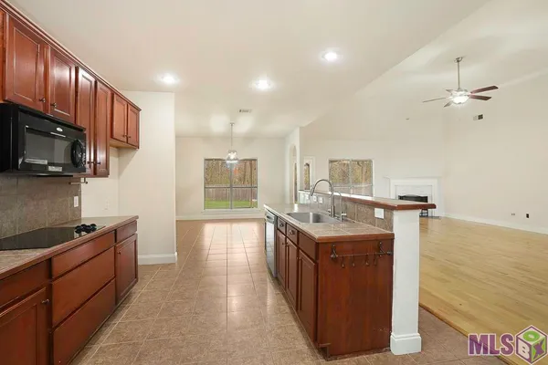 $325,000 | 22782 Greencliff Drive, Denham Springs, LA 70726
