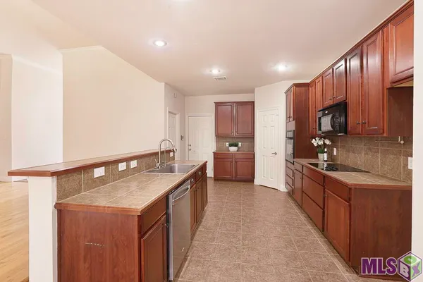 $325,000 | 22782 Greencliff Drive, Denham Springs, LA 70726