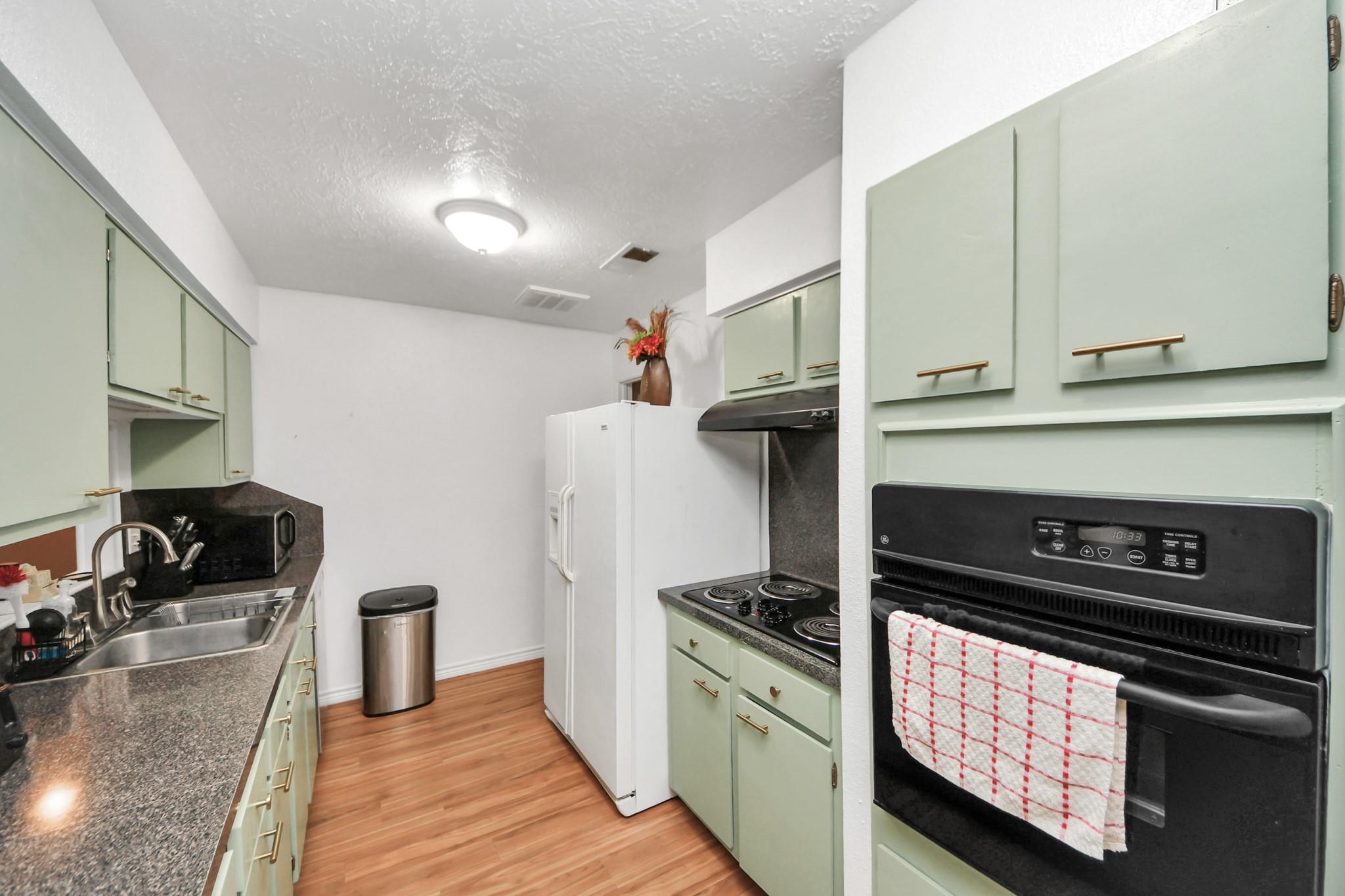 23127 Harpergate Drive Spring, TX 77373 - Photo 9 of 43 a kitchen with granite countertop a stove and a refrigerator