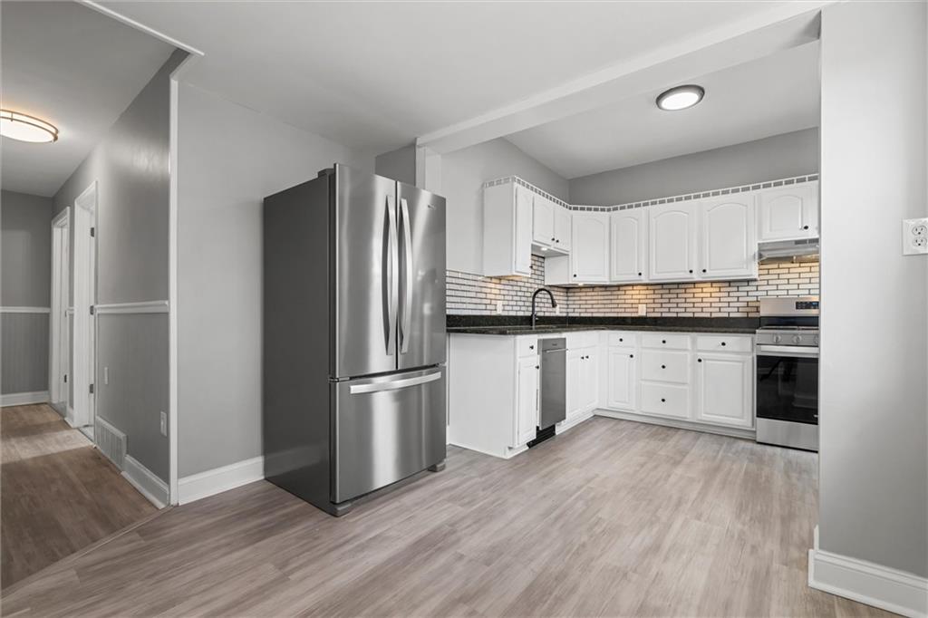 519 Lacock Street Rochester, PA 15074 - Photo 4 of 33