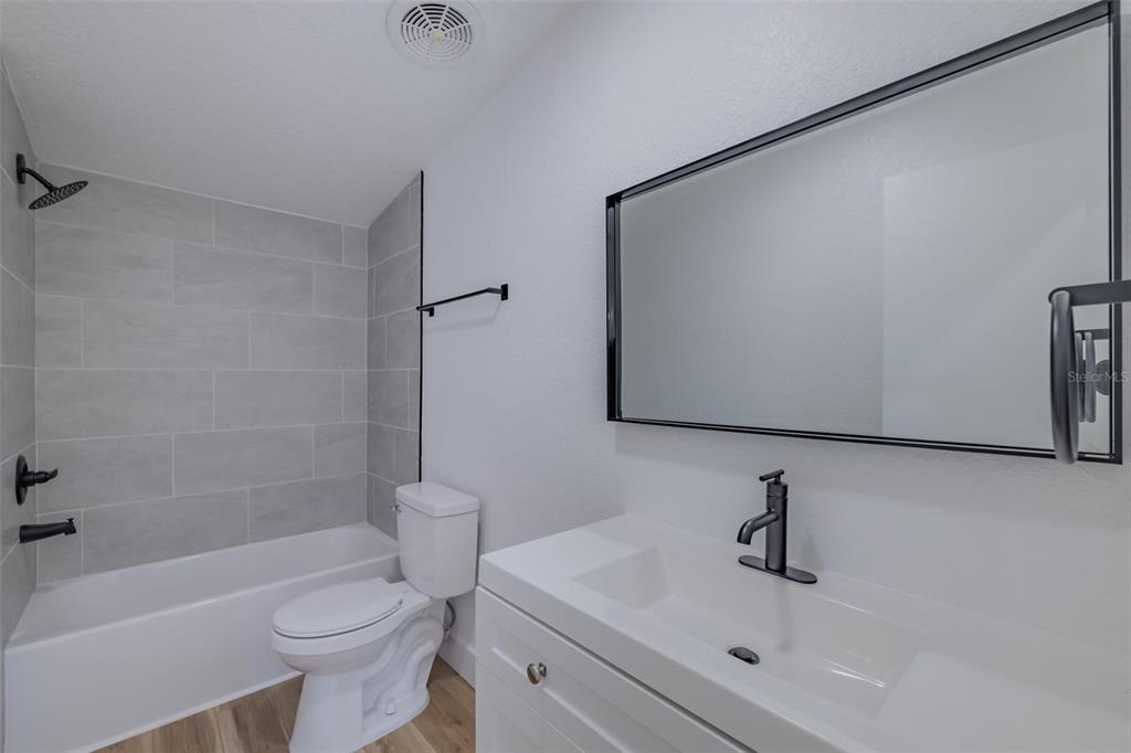 8301 Henry George Road Plant City, FL 33567 - Photo 31 of 51 a bathroom with a sink a toilet and a bathtub