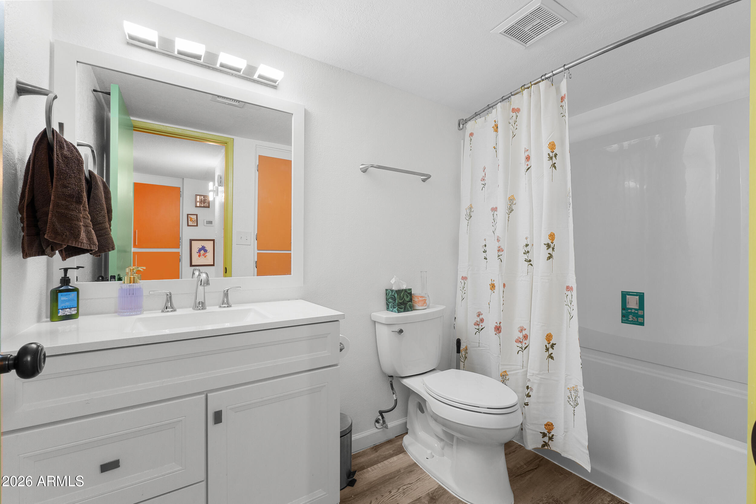 202 East Ruth Avenue, Unit 2 Phoenix, AZ 85020 - Photo 16 of 25 a bathroom with a toilet a sink and a bathtub