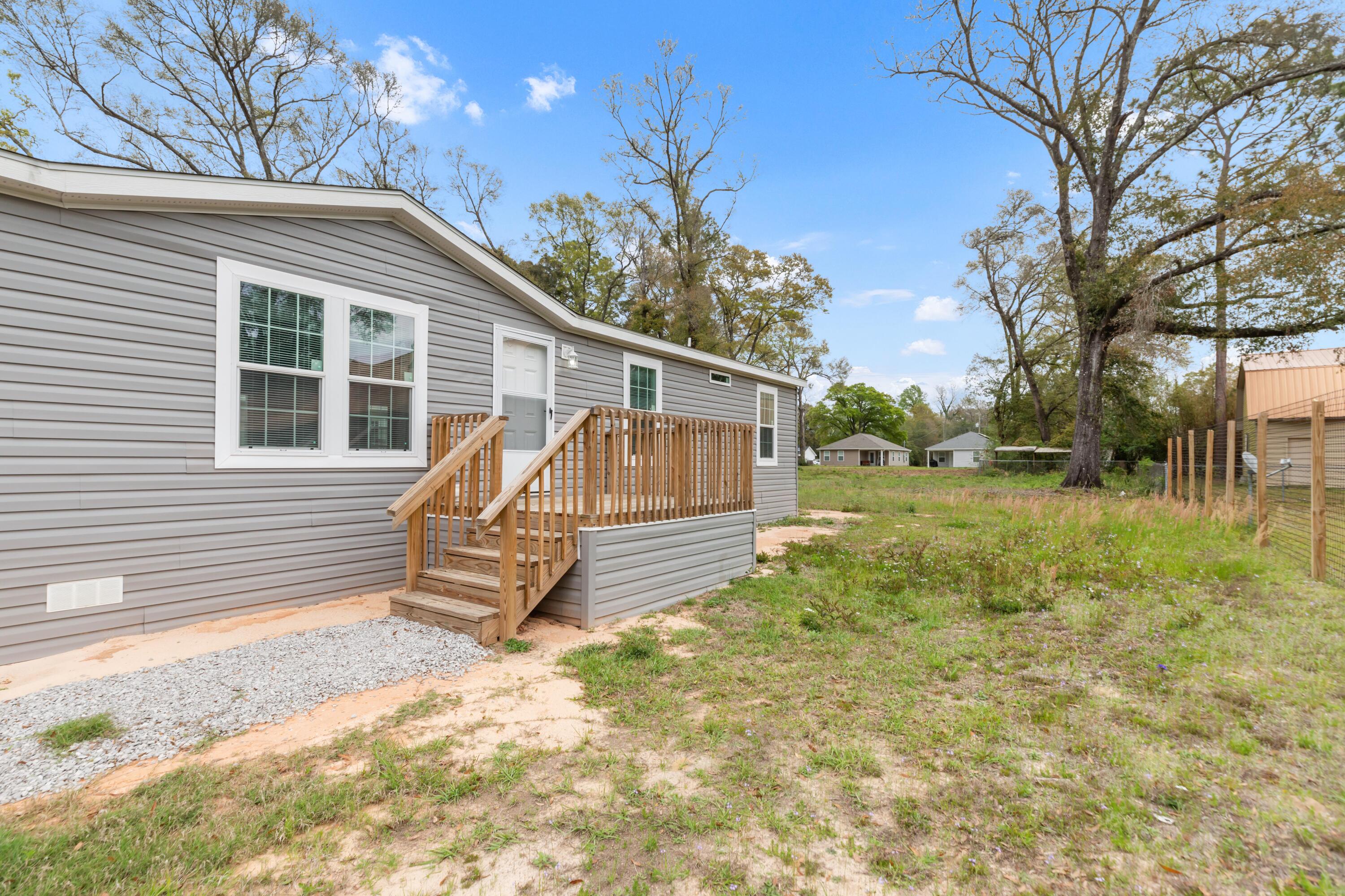 910 North Lloyd Street Crestview, FL 32536 - Photo 2 of 30 147A6397
