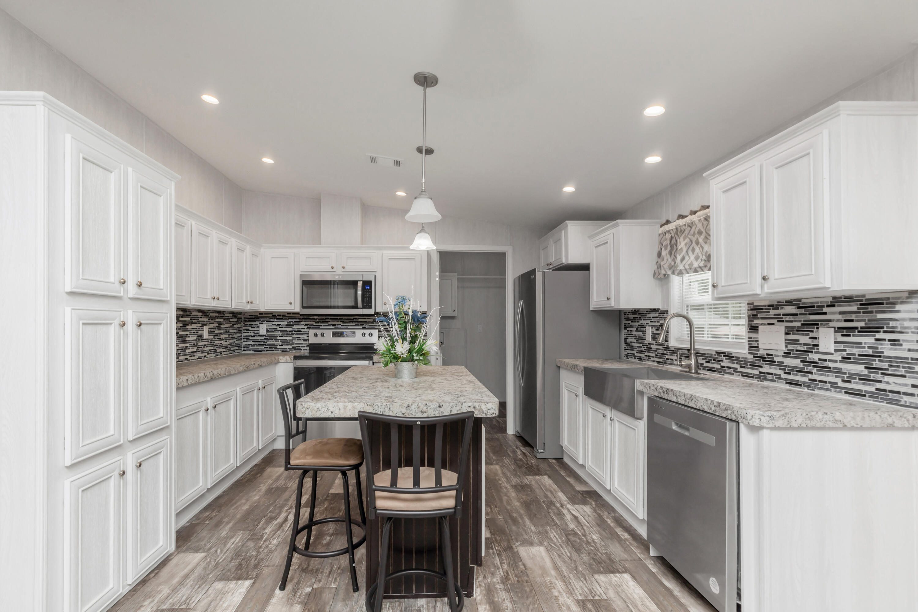 910 North Lloyd Street Crestview, FL 32536 - Photo 3 of 30 147A6403