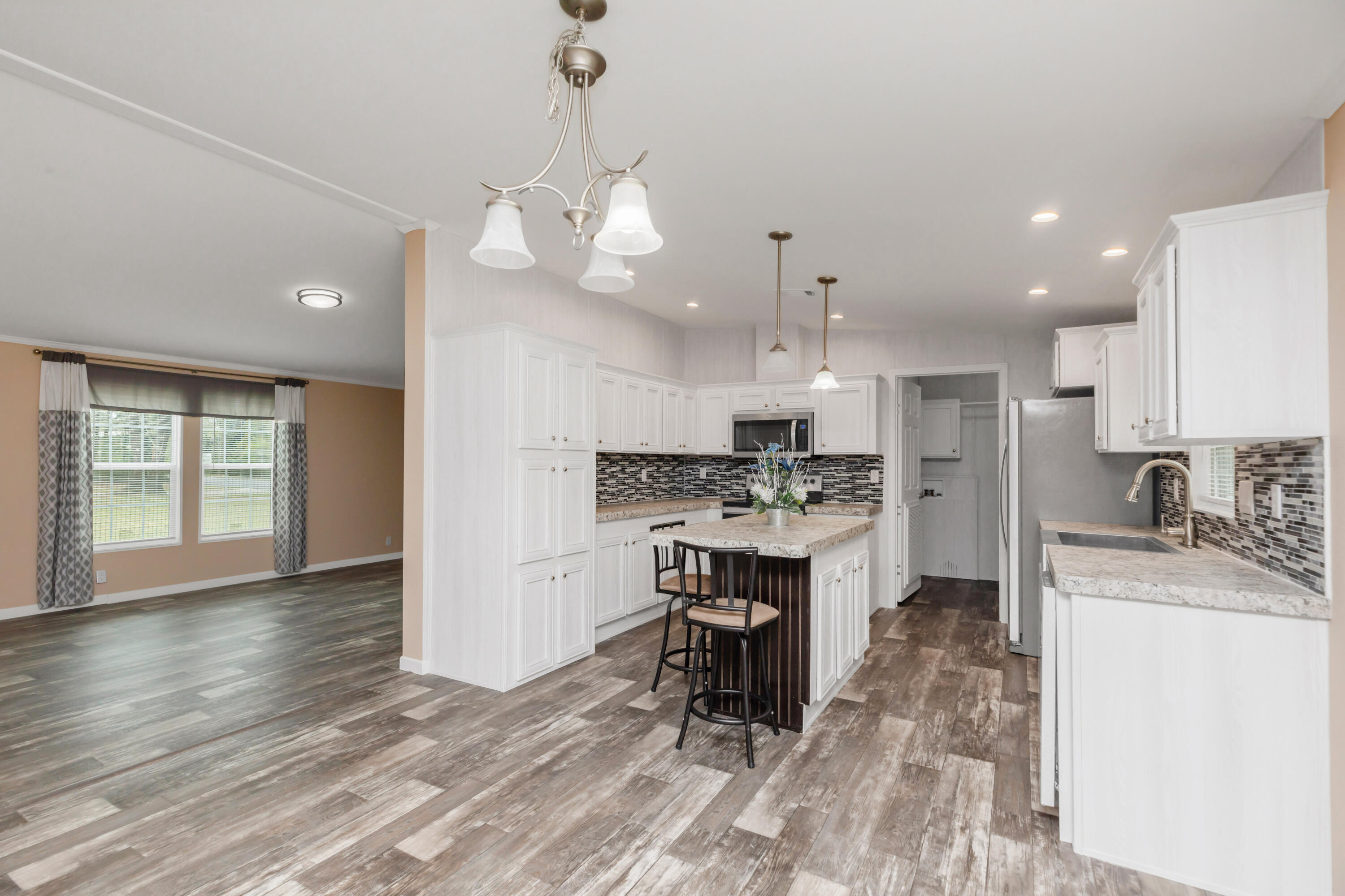 910 North Lloyd Street Crestview, FL 32536 - Photo 4 of 30 147A6404