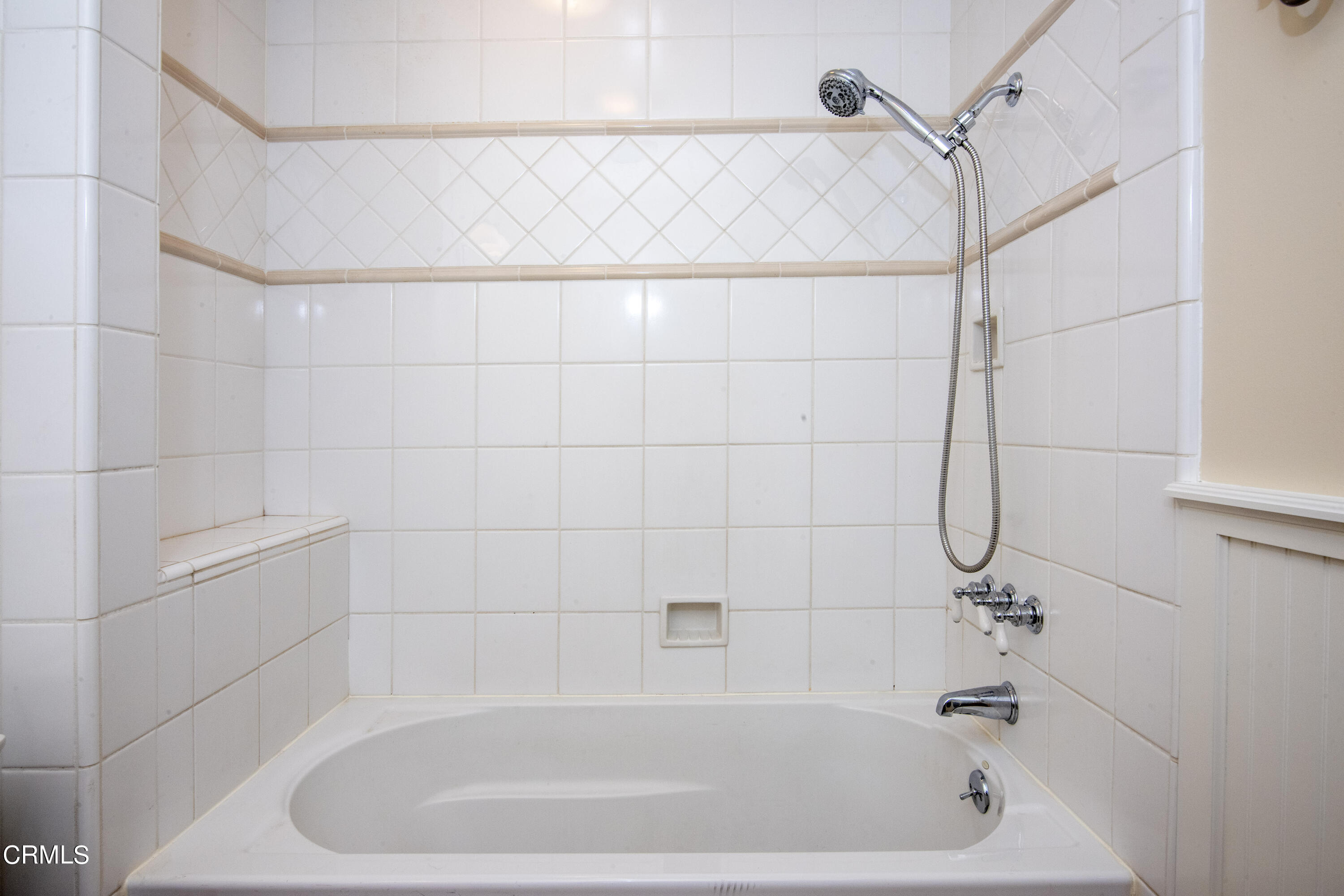 2901 Paloma Street Pasadena, CA 91107 - Photo 30 of 41 a bathroom with a bath tub