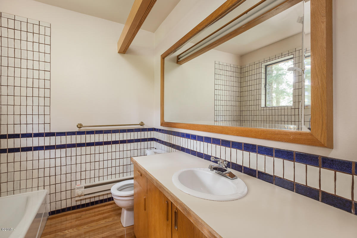3665 Ridge Road Otis, OR 97368 - Photo 10 of 20 Bathroom