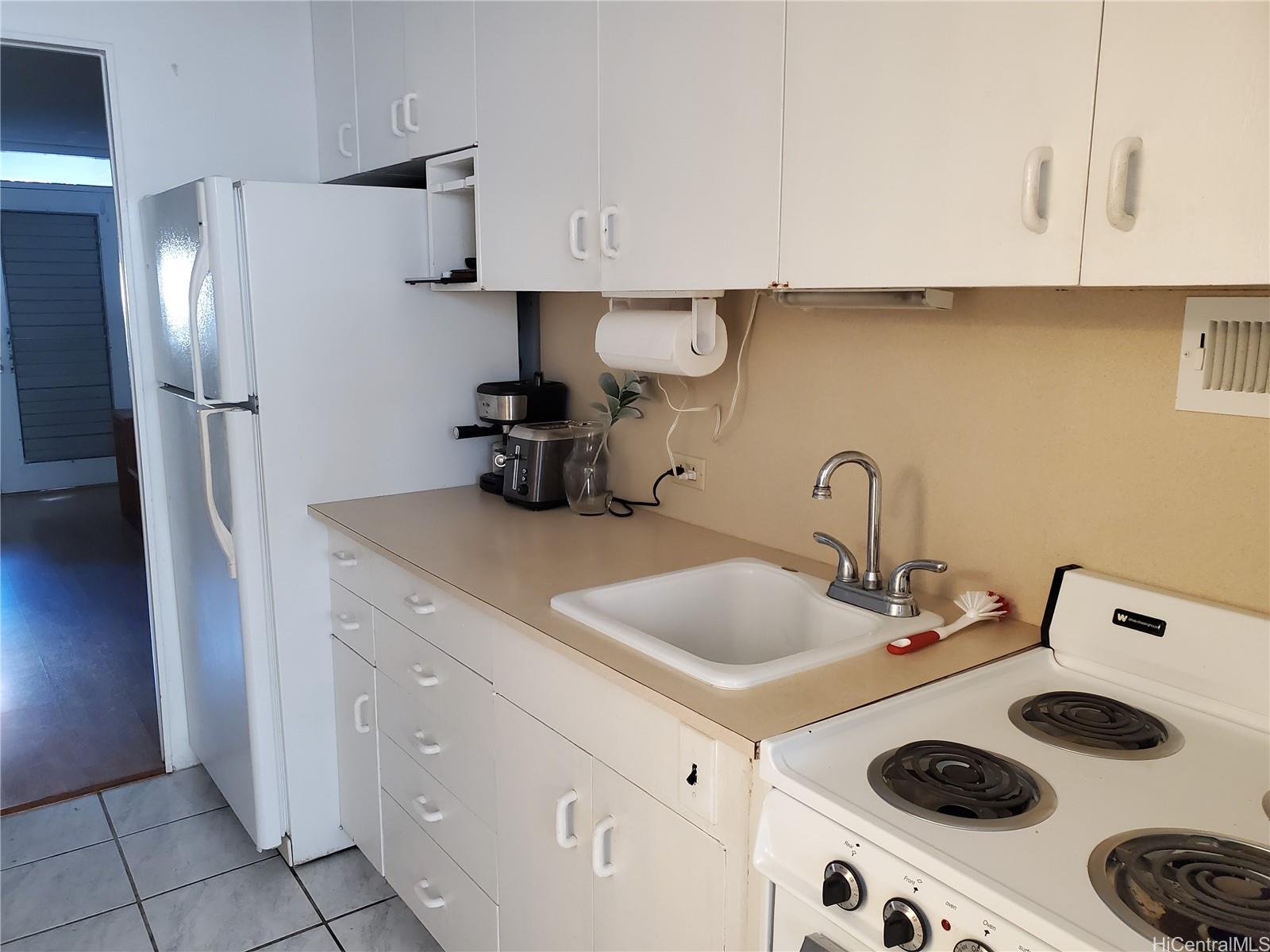 425 Ena Road, Unit 104B Honolulu, HI 96815 - Photo 5 of 12 Kitchen