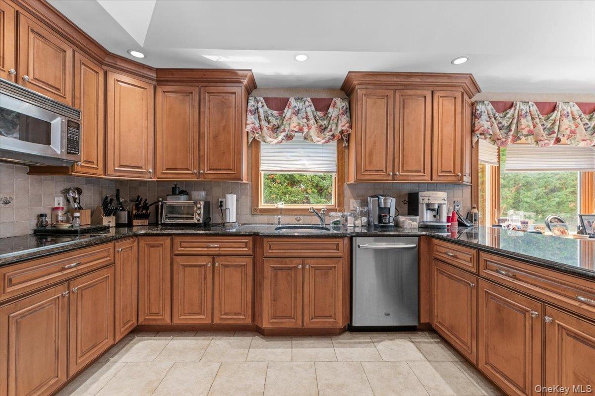 100 Cabot Road Massapequa, NY 11758 - Photo 8 of 49