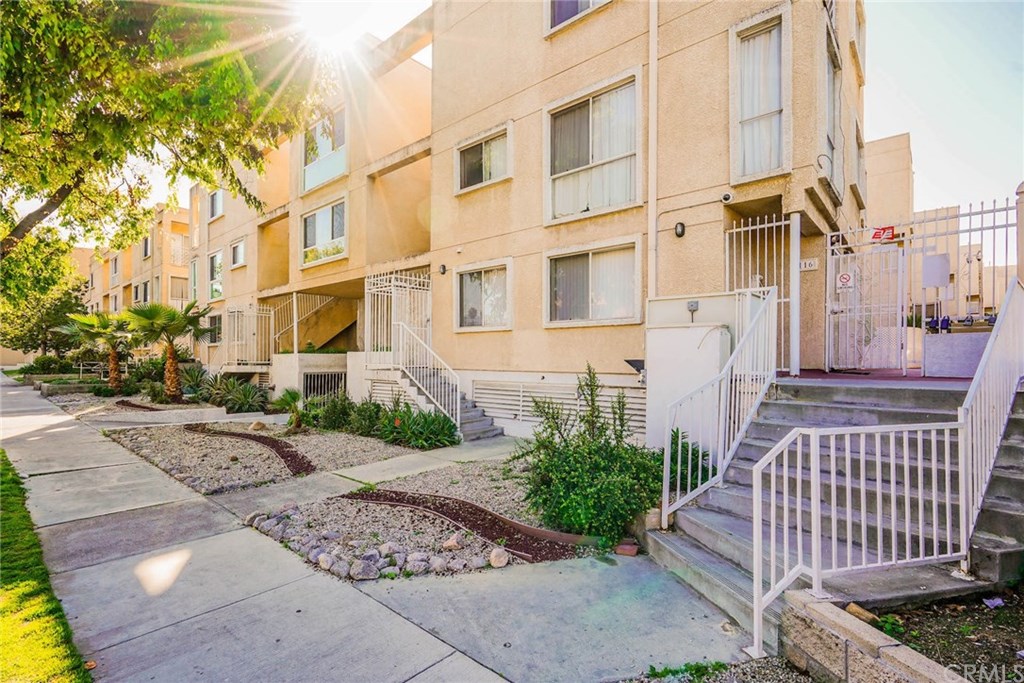 116 West Maple Street, Unit 6 Glendale, CA 91204 - Photo 3 of 61