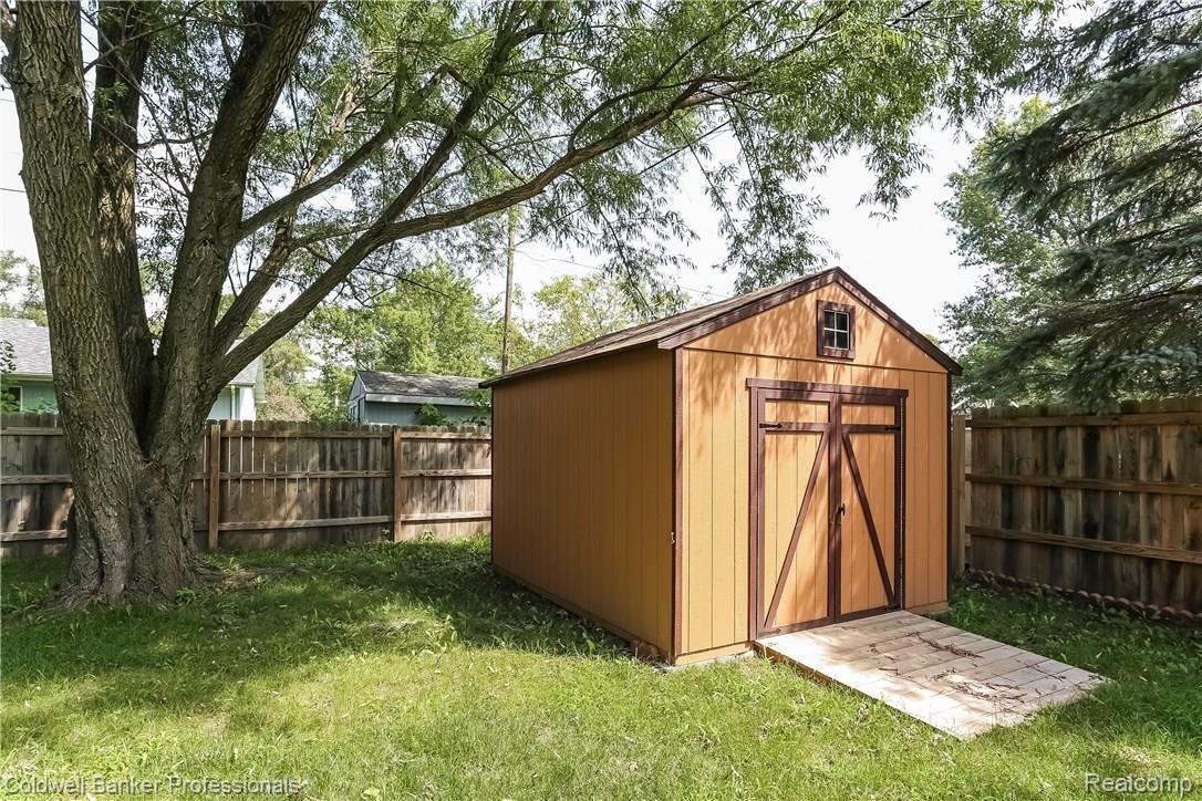 15485 Elwell Road Belleville, MI 48111 - Photo 22 of 27 Newer Back Yard Shed