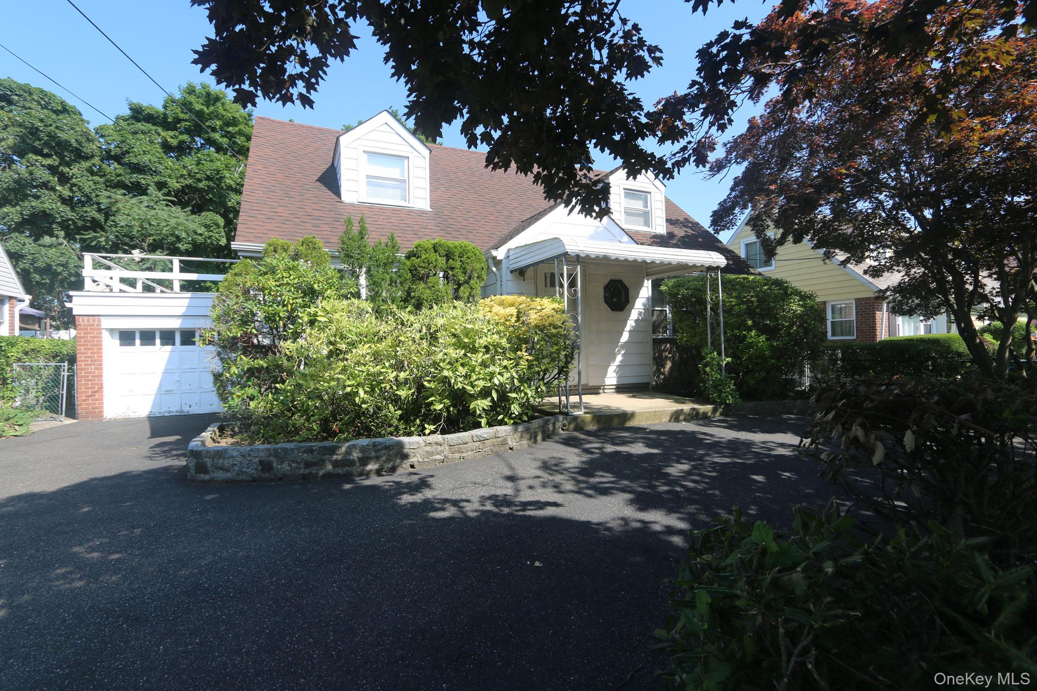 43 Ivanhoe Place Valley Stream, NY 11580 - Photo 1 of 12 Gallery Image 1