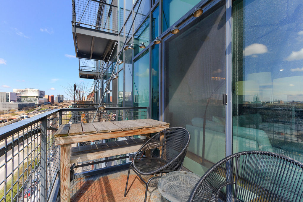 1224 West Van Buren Street, Unit 707 Chicago, IL 60607 - Photo 8 of 15 a balcony with table and chairs